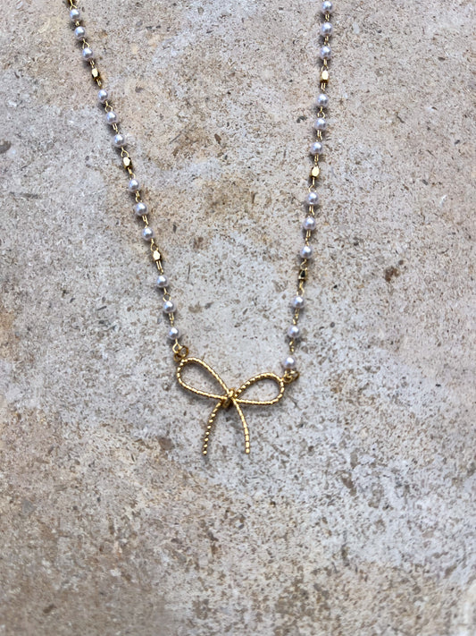 Bow charm necklace in gold