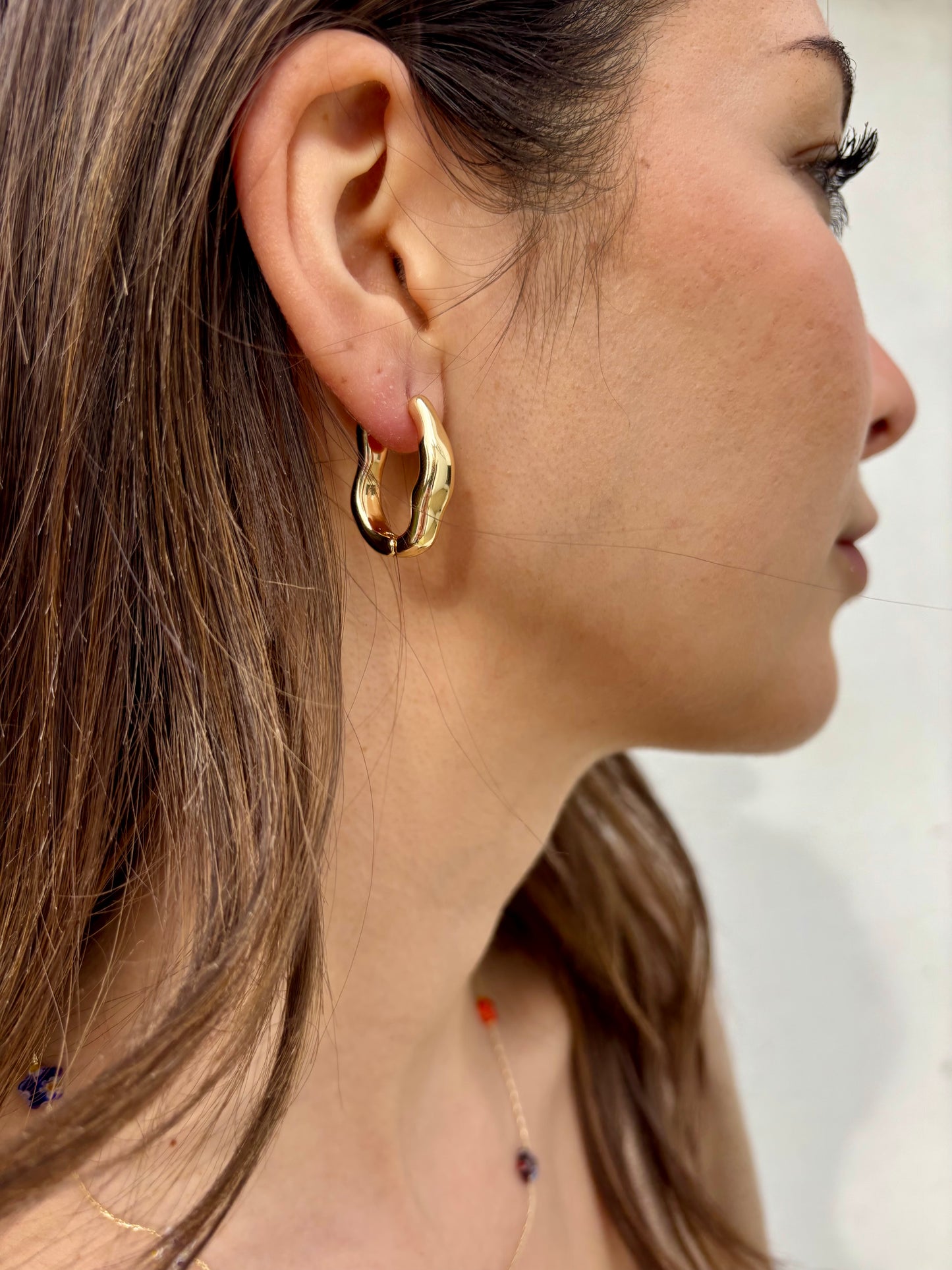 'Alison' Wavy Hoop Earrings - Gold