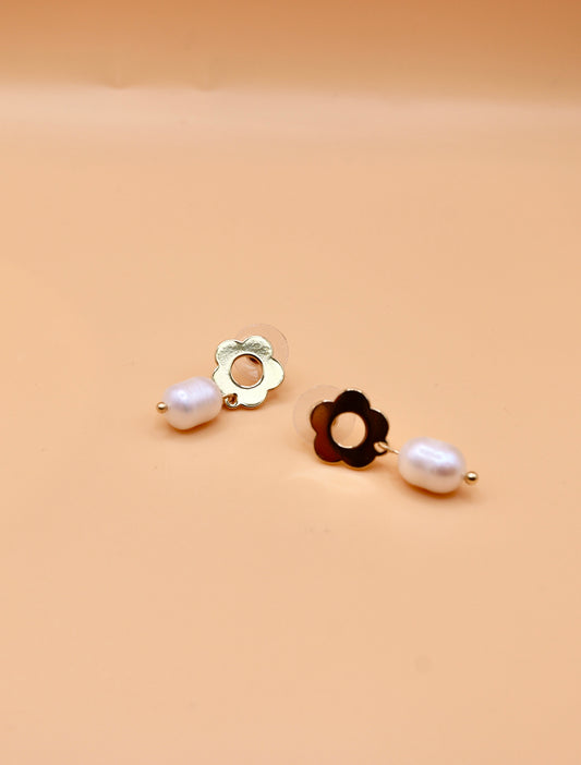 "Elizia" stud pearl earrings - Gold