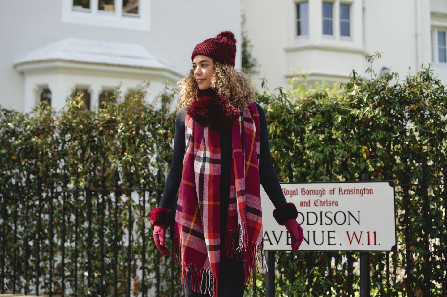 Knitted Bobble Hat - Berry