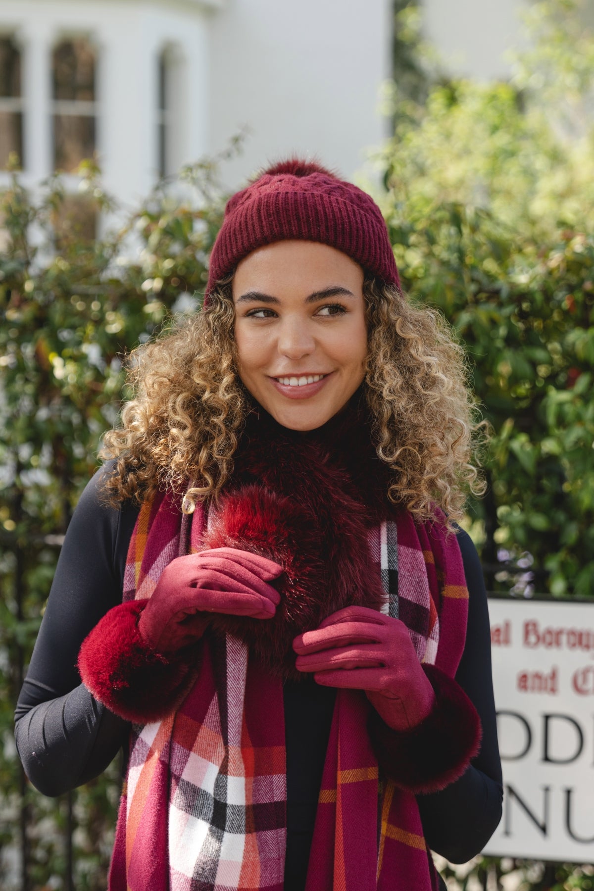 Knitted Bobble Hat - Berry